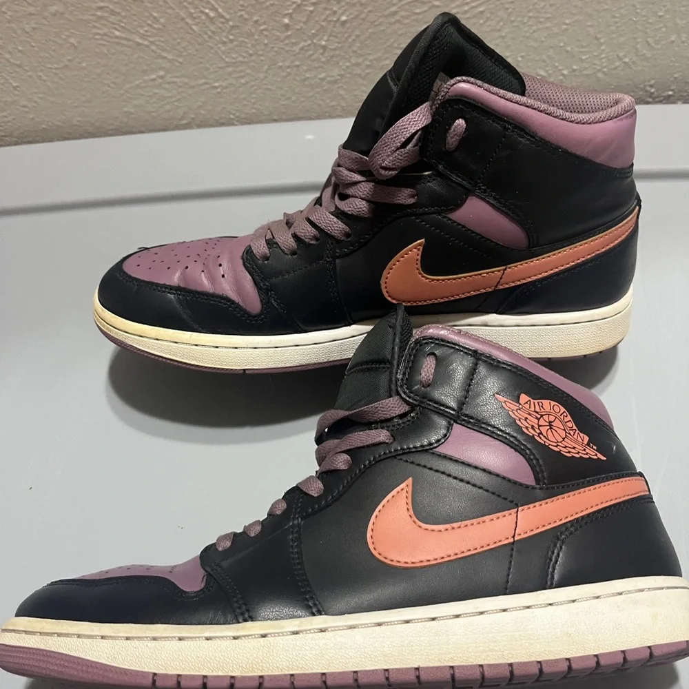 Jordan Sneakers Black and‎ Purple